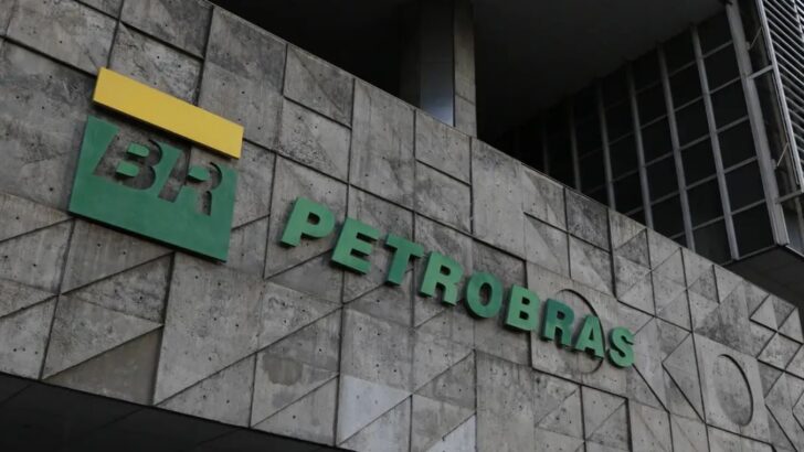 Fachada de um edifício da Petrobras, com o logotipo verde e amarelo da empresa fixado em uma parede de concreto