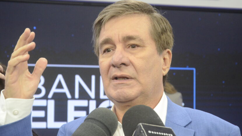 Robério Paulino, de terno azul, gesticula enquanto concede entrevista após o debate entre candidatos ao Governo do Rio Grande do Norte