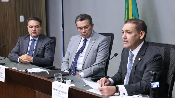 Ministro Nunes Marques discursa ao lado de ministros do TCU em Brasília - Foto: ANTÔNIO AUGUSTO / TSE