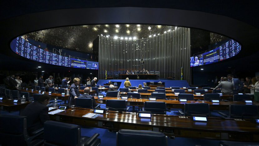 Senadores e servidores participam de sessão no plenário do Senado Federal, em Brasília