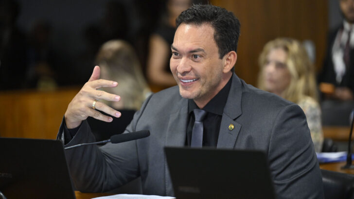 Senador Styvenson Valentim durante sessão no Senado