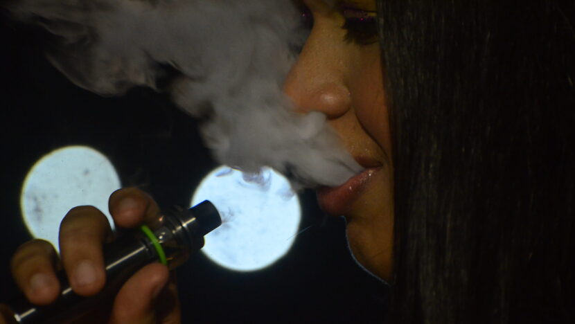 Imagem mostra jovem fumando vape, cigarro eletônico em festa - Foto: José Aldenir