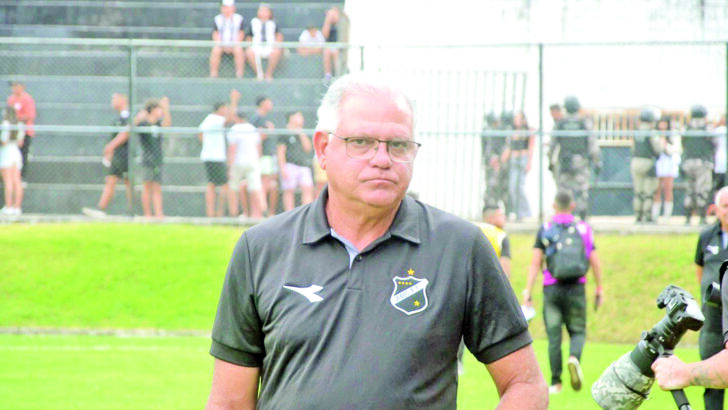 Técnico Waguinho Dias durante partida do ABC