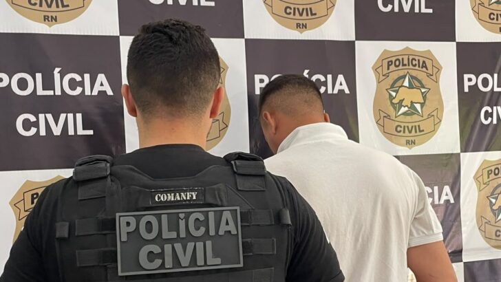 Imagem mostra o homem na delegacia sendo preso