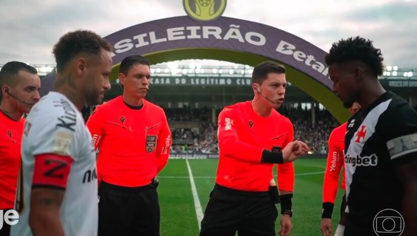 Neymar e jogador do Vasco diante da equipe de arbitragem antes de partida pelo Campeonato Brasileiro
