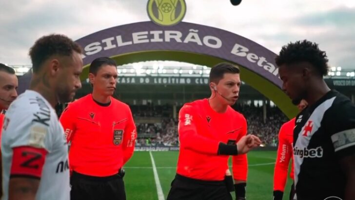 Neymar e jogador do Vasco diante da equipe de arbitragem antes de partida pelo Campeonato Brasileiro