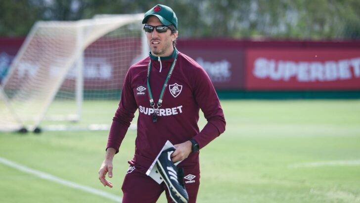 Técnico do Fluminense durante atividade em campo no centro de treinamento do clube