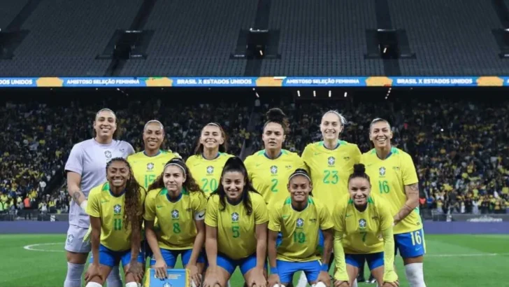 Jogadoras da Seleção Brasileira feminina posam para foto antes de uma partida de futebol