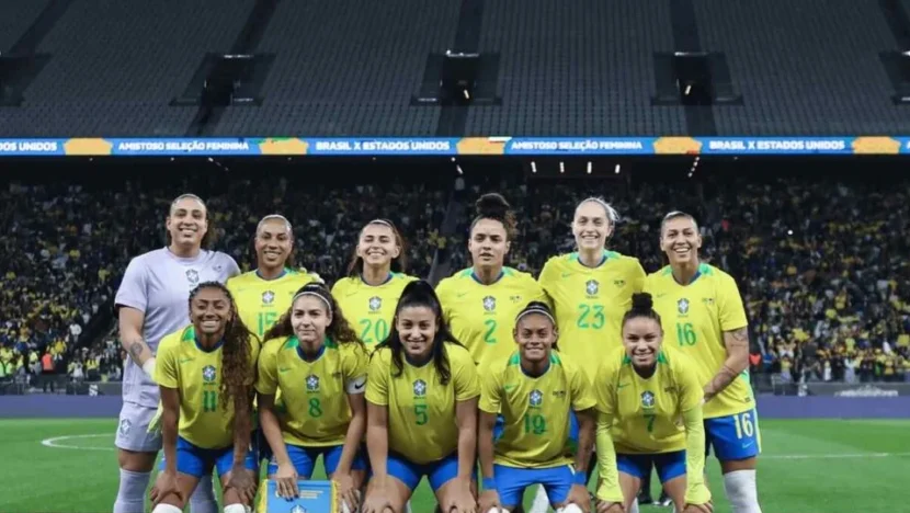 Jogadoras da Seleção Brasileira feminina posam para foto antes de uma partida de futebol