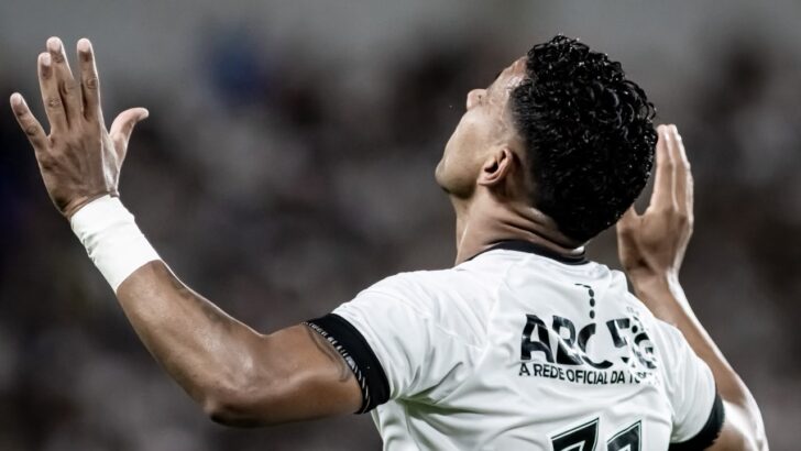 Jogador do ABC comemora durante partida da campanha de acesso na Série D