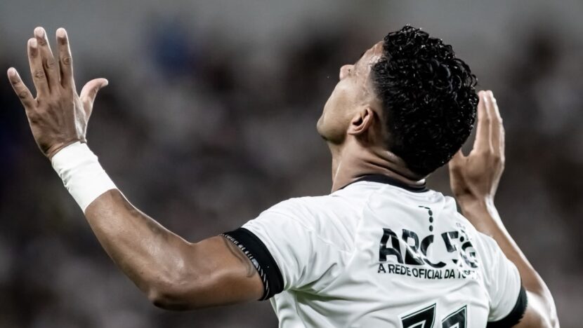 Jogador do ABC comemora durante partida da campanha de acesso na Série D