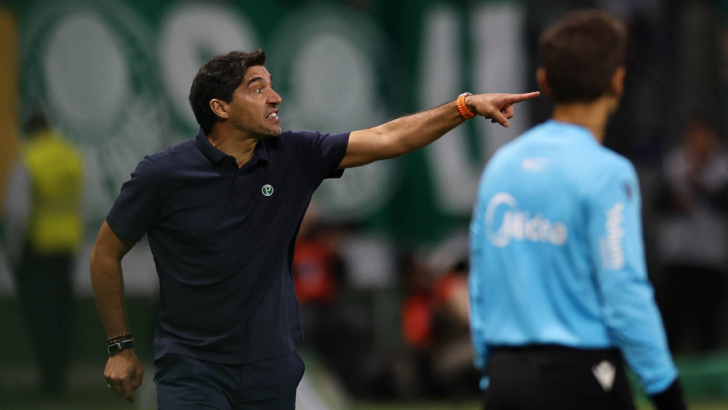 Abel Ferreira acompanha o Palmeiras durante goleada sobre o Vasco pelo Campeonato Brasileiro