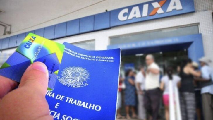 Carteira de Trabalho e cartão da Caixa usados para consultar o abono salarial 2026
