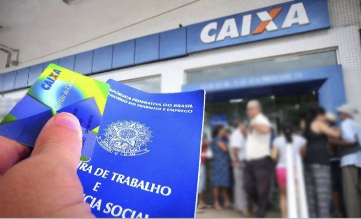 Carteira de Trabalho e cartão da Caixa usados para consultar o abono salarial 2026