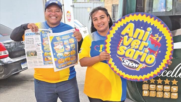 Promotores distribuem o Agora RN durante ação dos 21 anos do Super Show