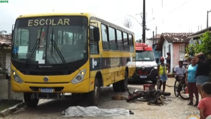 Ônibus escolar e motocicleta no local de acidente em Alcaçuz, em Nísia Floresta.