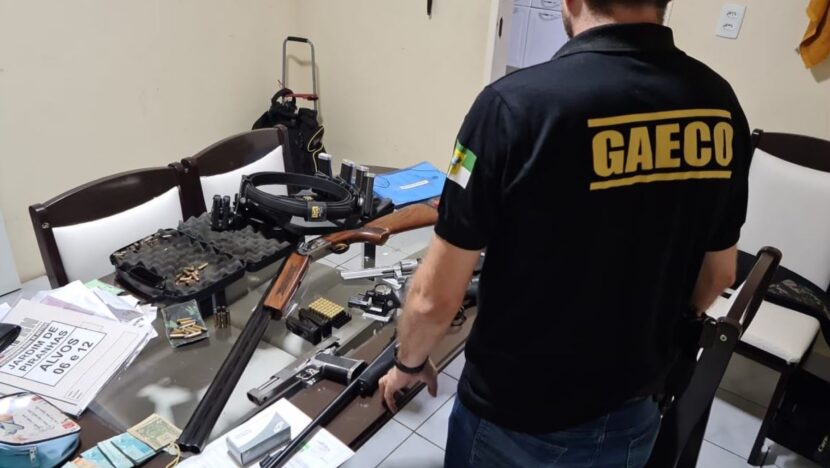 Agente do Gaeco diante de bens apreendidos durante investigação patrimonial