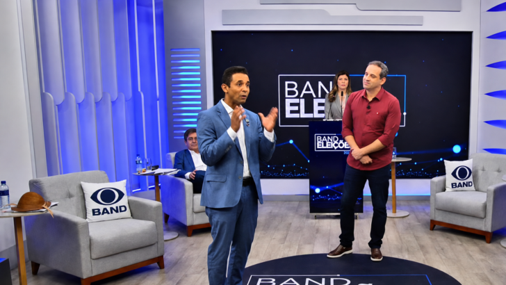 Allyson Bezerra fala diante de Cadu Xavier durante o debate para o Governo do Rio Grande do Norte realizado pela Band RN