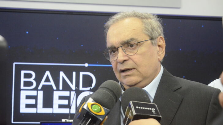 Álvaro Dias, de terno escuro e óculos, concede entrevista após o debate entre candidatos ao Governo do Rio Grande do Norte
