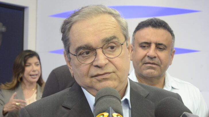 Álvaro Dias durante debate eleitoral de 2026