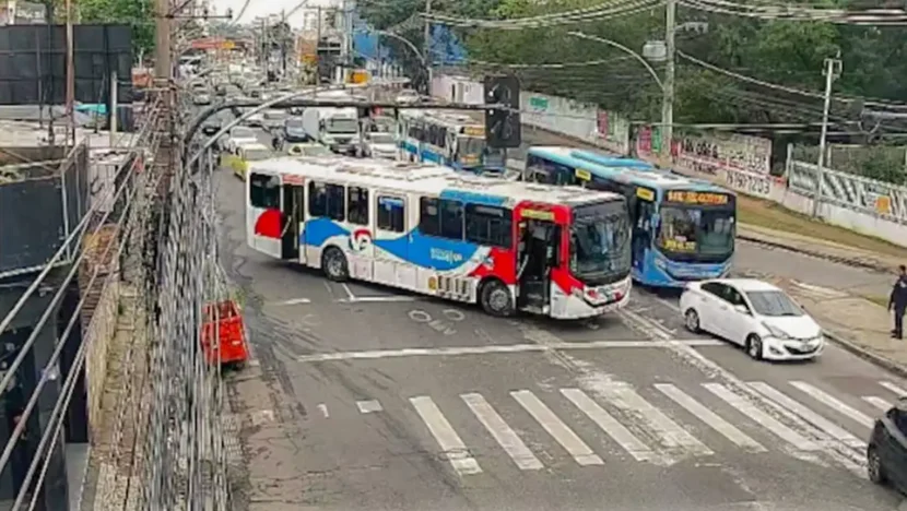 Ônibus aparecem atravessados em uma avenida, bloqueando parte da circulação de veículos