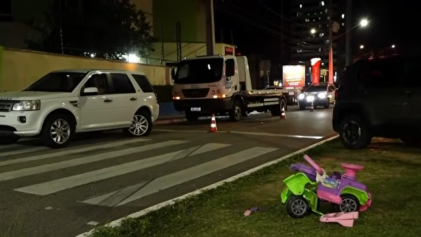 : Veículos e brinquedo infantil no local onde babá e criança foram atropeladas em Cidade Verde, Parnamirim