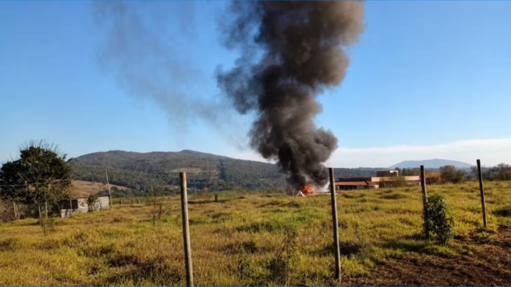 Fumaça sobe de avião que caiu com paraquedas acionado em Mateus Leme