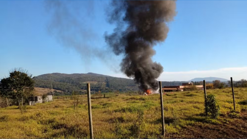 Fumaça sobe de avião que caiu com paraquedas acionado em Mateus Leme
