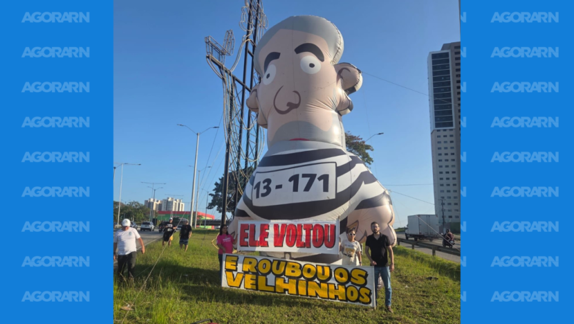 Manifestantes exibem o boneco Pixuleco e uma faixa com críticas a Lula em Natal