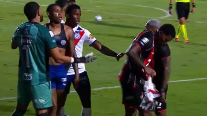 Cacá segura a camisa de Jean Lucas durante confusão após gol do Bahia no Ba-Vi