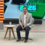 Cadu Xavier sentado no estúdio da TV Tropical durante sabatina das Eleições 2026
