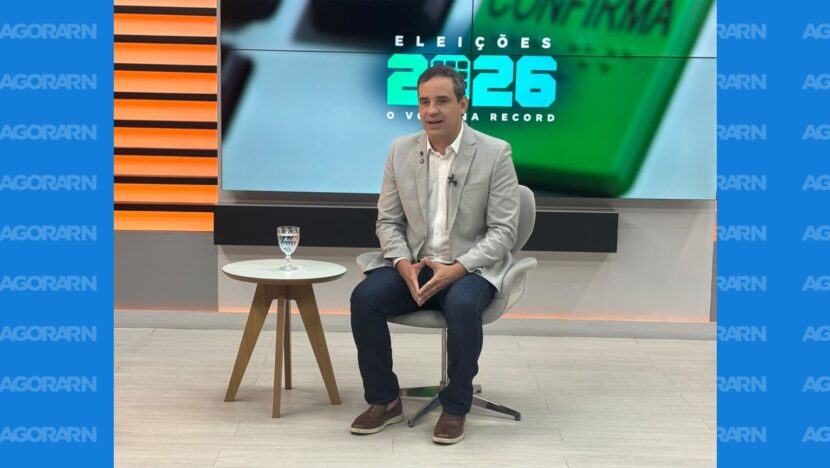 Cadu Xavier sentado no estúdio da TV Tropical durante sabatina das Eleições 2026