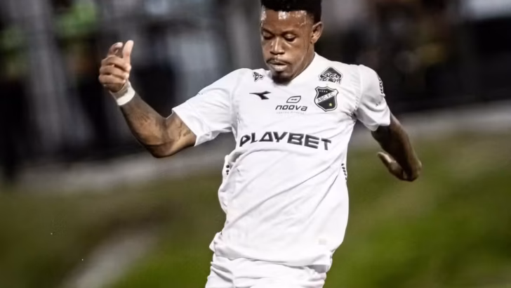 Marcos Calazans aparece em campo vestindo o uniforme branco do ABC