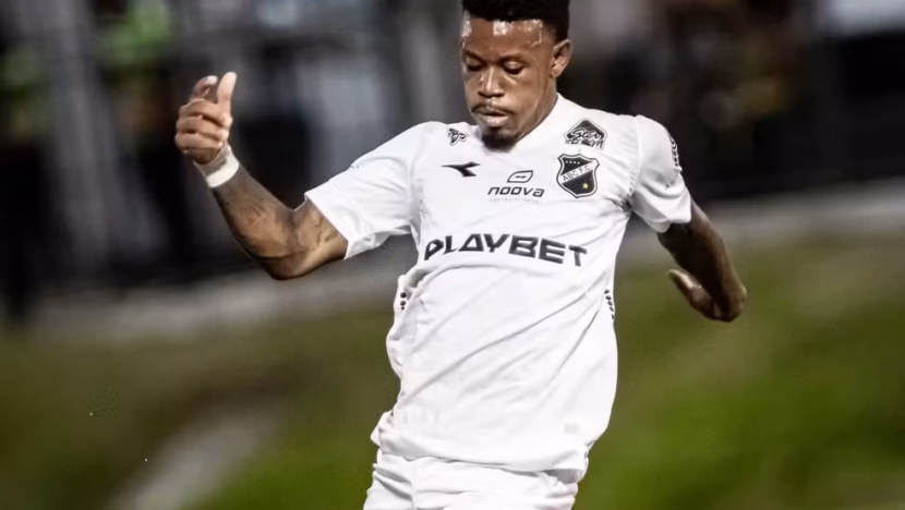Marcos Calazans aparece em campo vestindo o uniforme branco do ABC