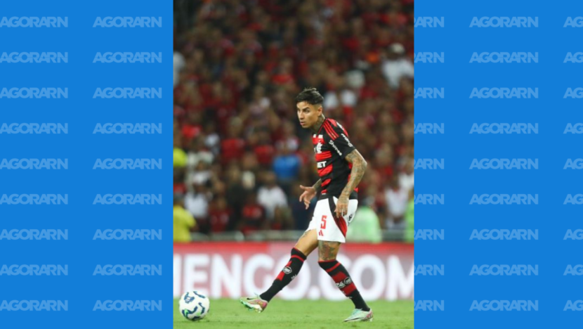 Erick Pulgar conduz a bola com a camisa do Flamengo durante partida de futebol