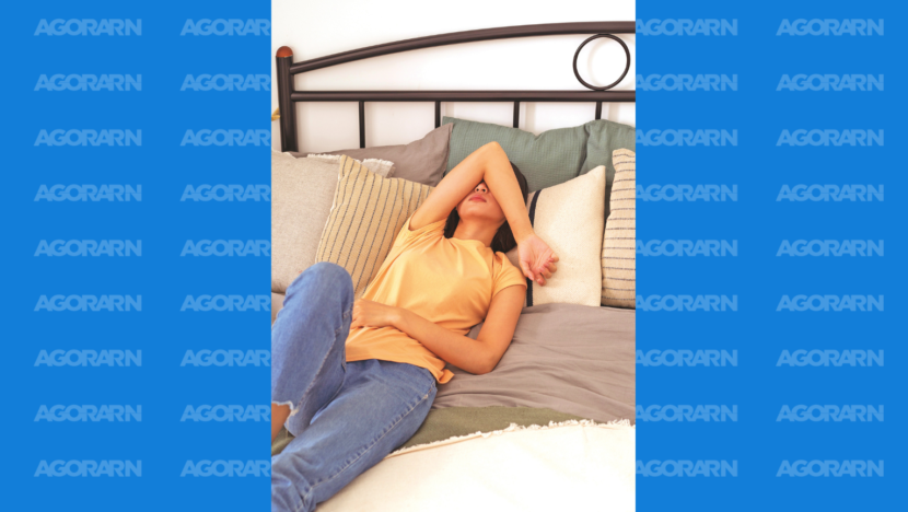Pessoa deitada sobre uma cama com um dos braços sobre os olhos e o outro apoiado sobre o corpo