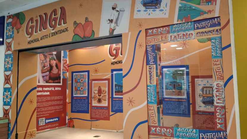 Espaço da exposição “Ginga – Memória, Afeto e Identidade” decorado com ilustrações coloridas, expressões populares e referências à cultura potiguar