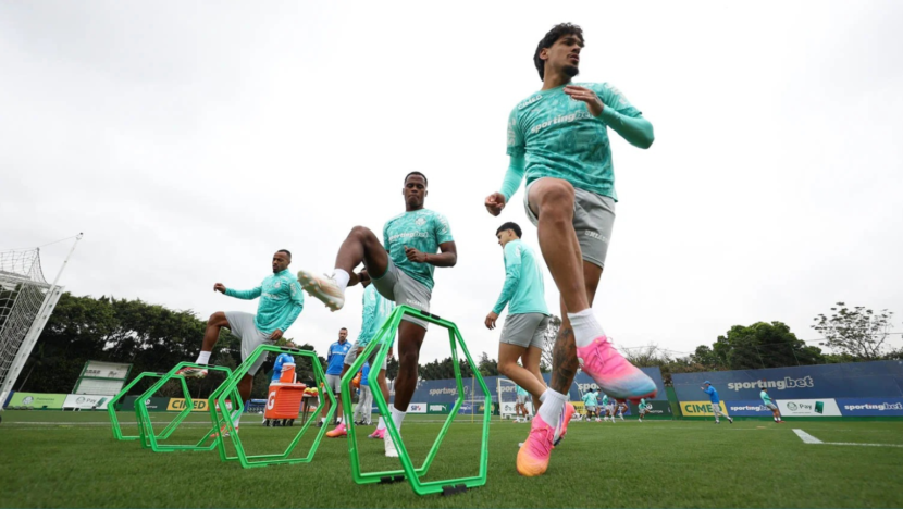 Jogadores do Palmeiras realizam exercício com obstáculos durante treinamento em campo
