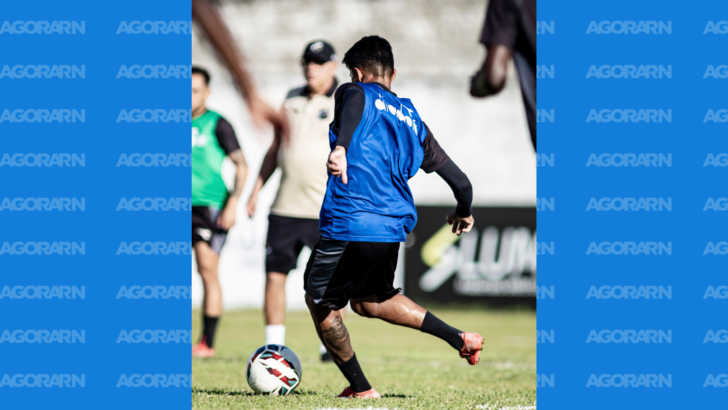 Jogador do ABC em teino Foto: GUILHERME DROVAS / ABC