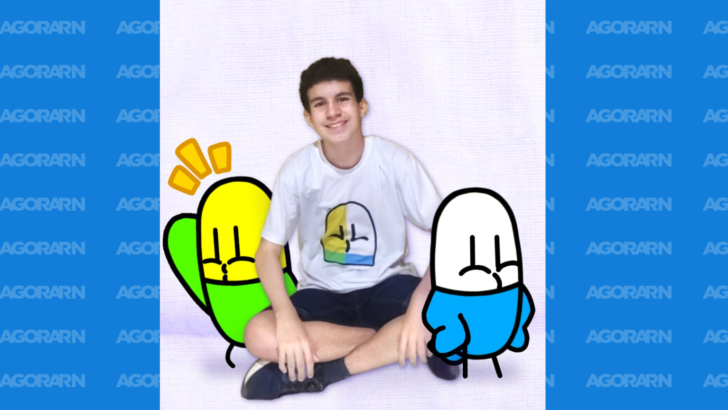 Adolescente sentado entre ilustrações dos personagens da série de animação “Lili e Lilão”.