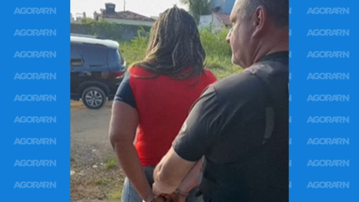 Mulher de costas e com as mãos atrás do corpo é acompanhada por um agente durante operação policial