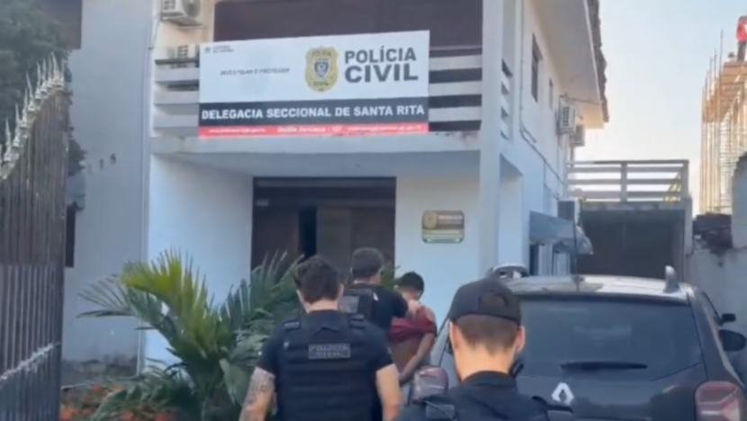 Imagem mostra polícia civil levando suspeito a delegacia - Foto: reprodução PCRN