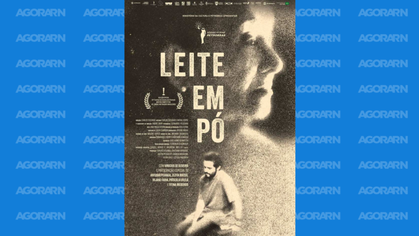 Cartaz do filme “Leite em Pó”, em tons de preto e bege, com imagem de um homem sentado e informações da produção