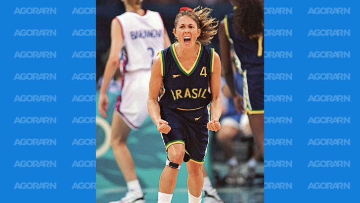 Jogadora da seleção brasileira de basquete comemora em quadra usando uniforme do Brasil com a camisa número 4