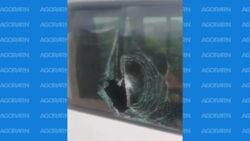Vidro lateral de veículo aparece quebrado após ser atingido por uma pedra