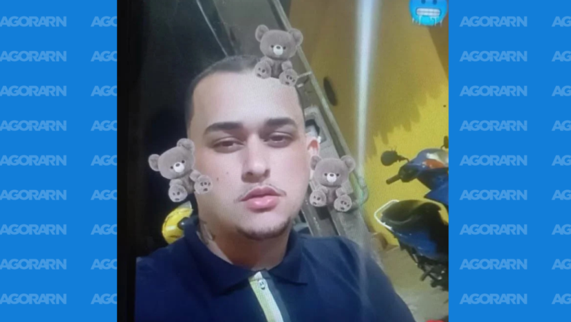 Homem aparece em fotografia usando camisa azul, com motocicletas ao fundo e filtro de ursos sobre a imagem