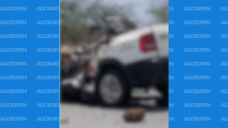 Saveiro ficou destruída após colisão frontal com carreta na BR-304, em Angicos