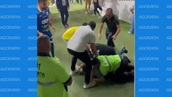 Pessoas envolvidas em tumulto na área de acesso aos vestiários durante partida entre ABC e Uberlândia