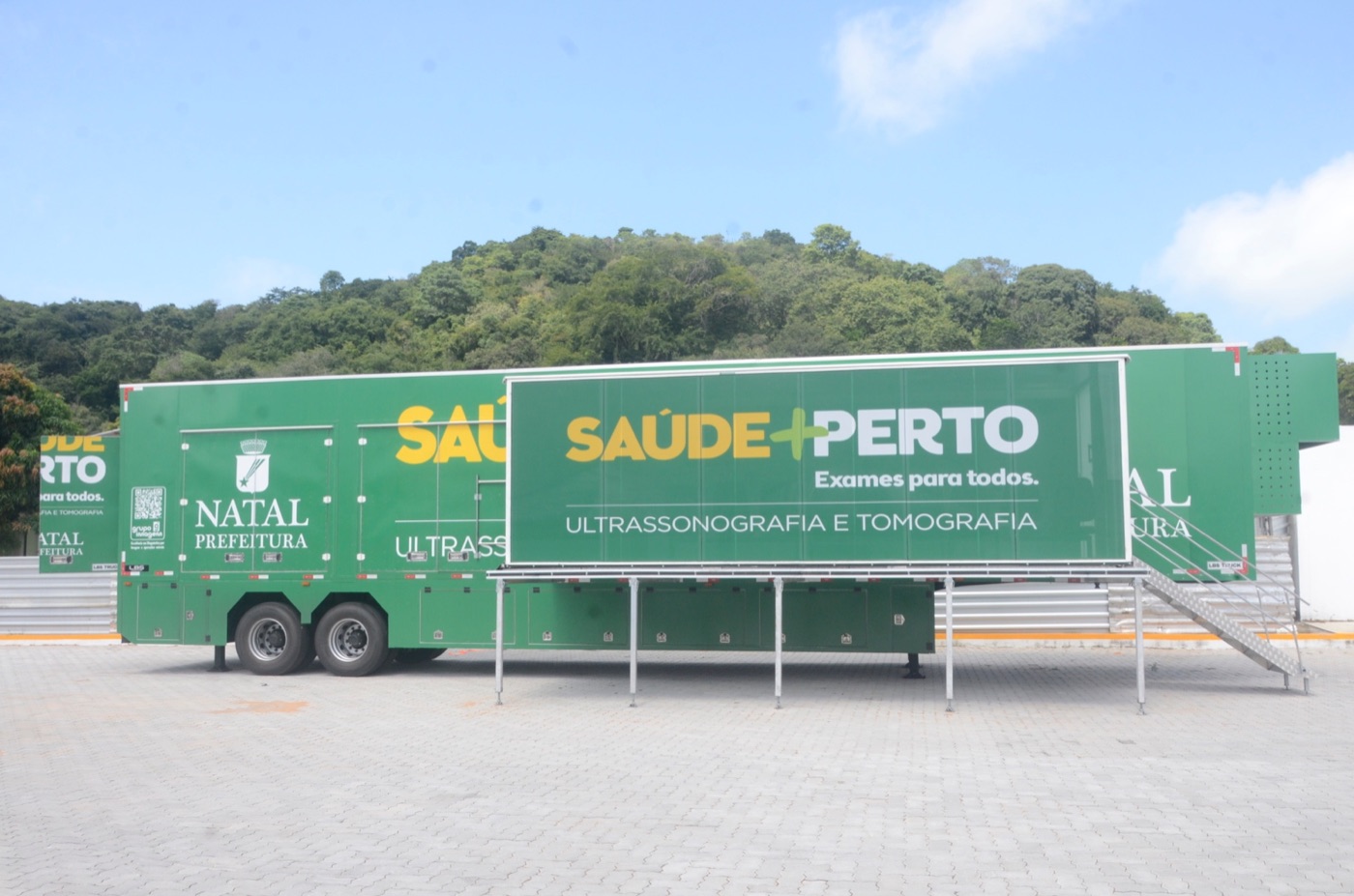 Vista lateral da carreta móvel de exames Saúde + Perto em Natal