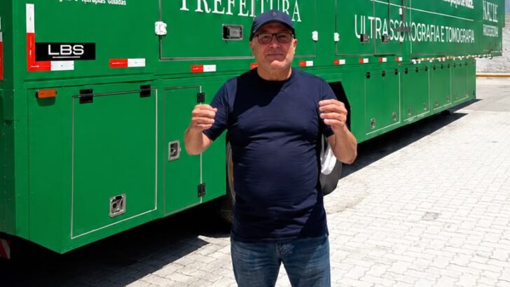 Prefeito Paulinho Freire diante de carreta equipada para exames